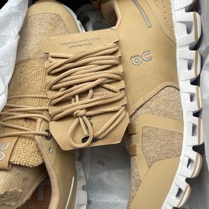 On Cloud Women’s 6! Tan/Sand color